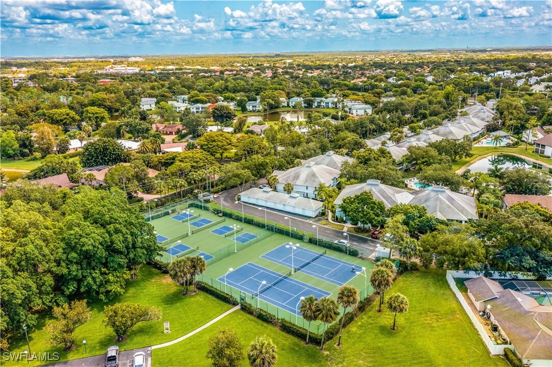 1350 Misty Pines Cir in Naples, FL - Building Photo
