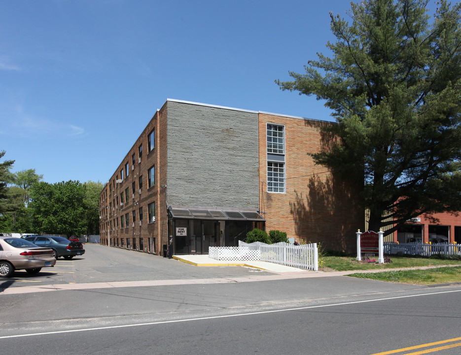 Grand Prix Apartments in East Hartford, CT - Building Photo