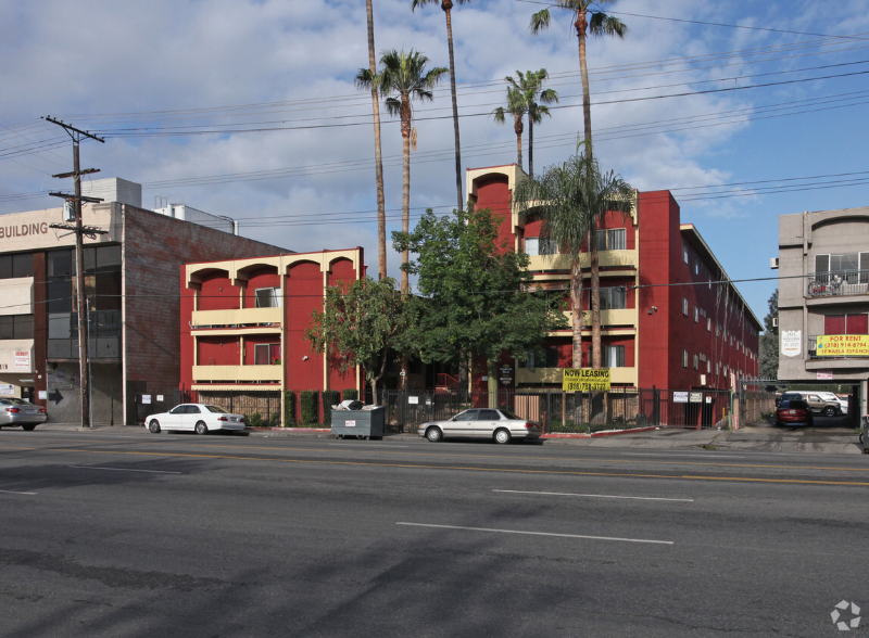 6833 Sepulveda Blvd in Los Angeles, CA - Building Photo