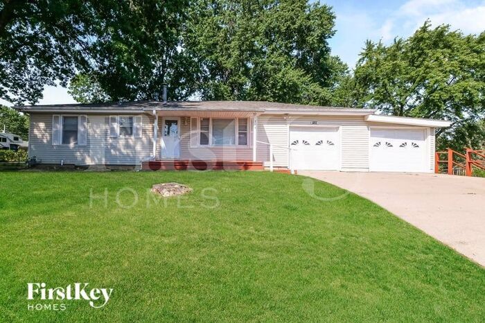 7106 N Troost Ave in Kansas City, MO - Building Photo