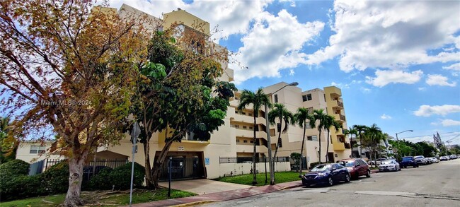 7921 Byron Ave in Miami Beach, FL - Building Photo - Building Photo