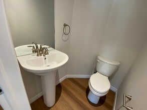 300 Croft St in Oshawa, ON - Building Photo - Building Photo