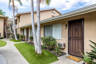 Atrium Gardens in Anaheim, CA - Foto de edificio - Building Photo