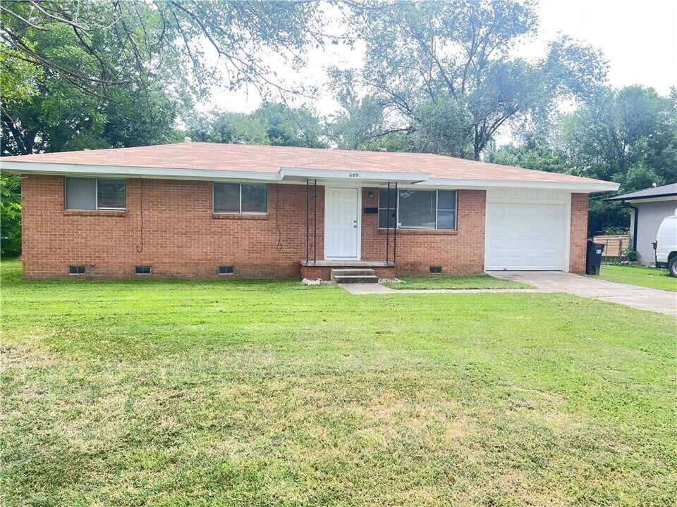 609 Cedar St in Springdale, AR - Building Photo