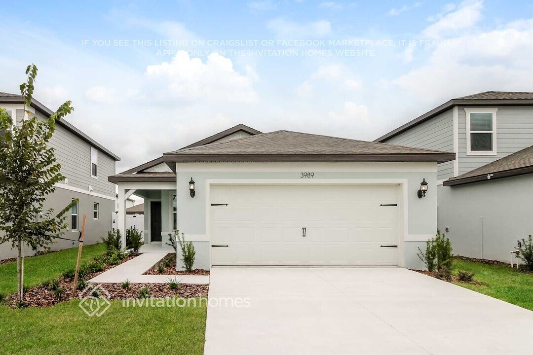 3989 Obsidian Dr in Spring Hill, FL - Foto de edificio
