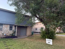 504 W Byrd Blvd in Universal City, TX - Building Photo