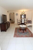 319 NE 14th Ave, Unit 108 in Hallandale Beach, FL - Building Photo