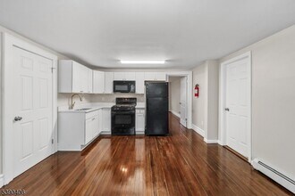 76 Van Ness Terrace in Maplewood, NJ - Building Photo - Building Photo