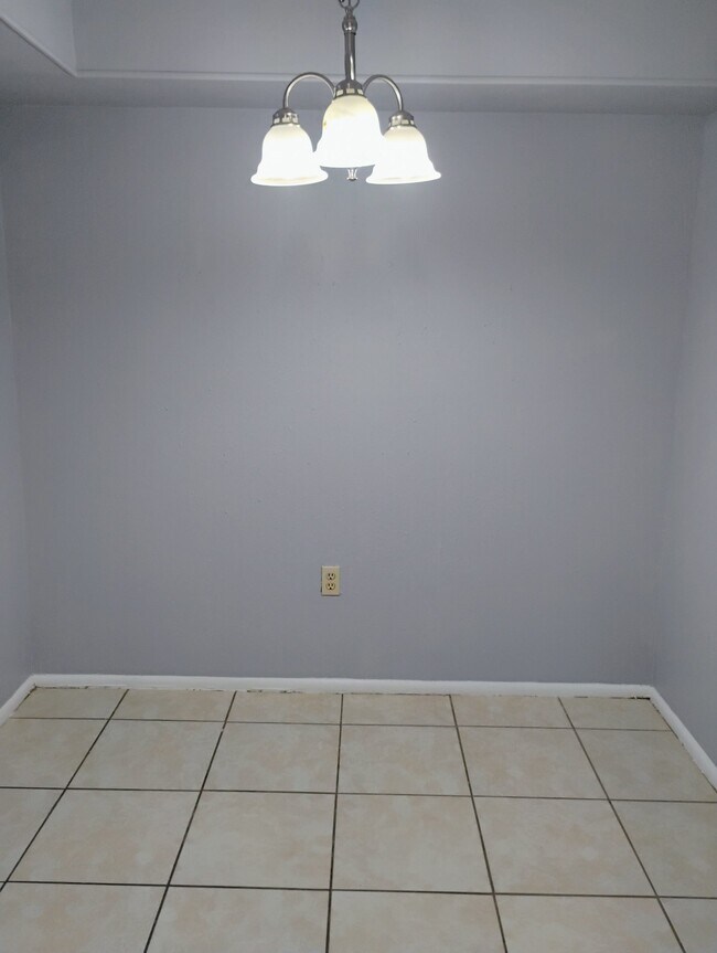 1120 W Shilo Dr in Baker, LA - Foto de edificio - Building Photo