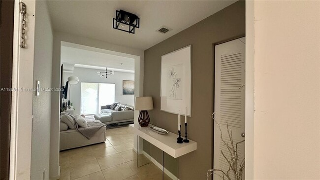 11605 NW 89th St in Doral, FL - Foto de edificio - Building Photo