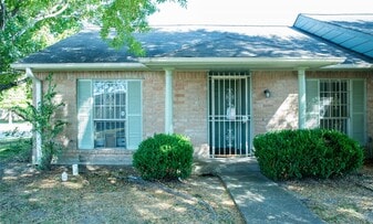 12823 High Star Dr in Houston, TX - Building Photo
