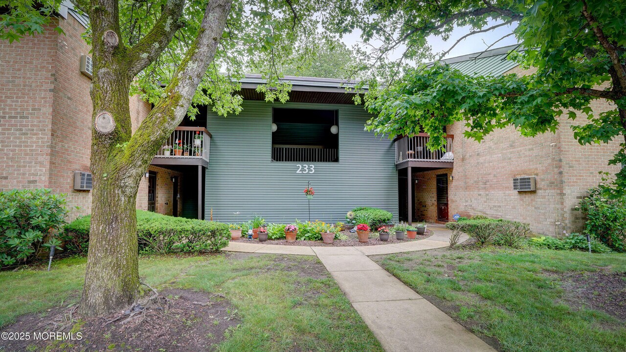 233 Medford Ct in Englishtown, NJ - Building Photo