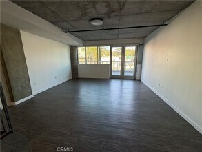 5750 Hollywood Blvd, Unit 232 in Los Angeles, CA - Building Photo - Building Photo