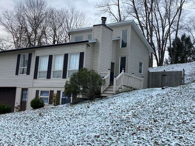 6 Coolview Ln in Bridgeport, WV - Foto de edificio - Building Photo