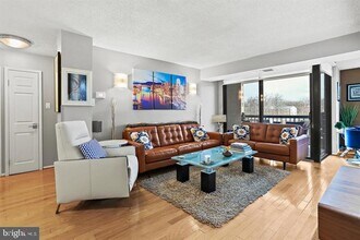 4500 S Four Mile Run Dr in Arlington, VA - Building Photo - Building Photo