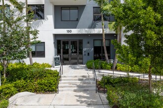 Oasis Pointe in Dania Beach, FL - Building Photo - Building Photo