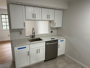1212 Faulkner Ct in Mahwah, NJ - Building Photo - Building Photo