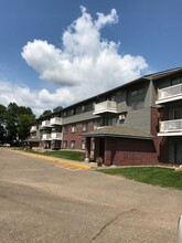 Manchester Place Apartments in Maple Plain, MN - Foto de edificio - Building Photo