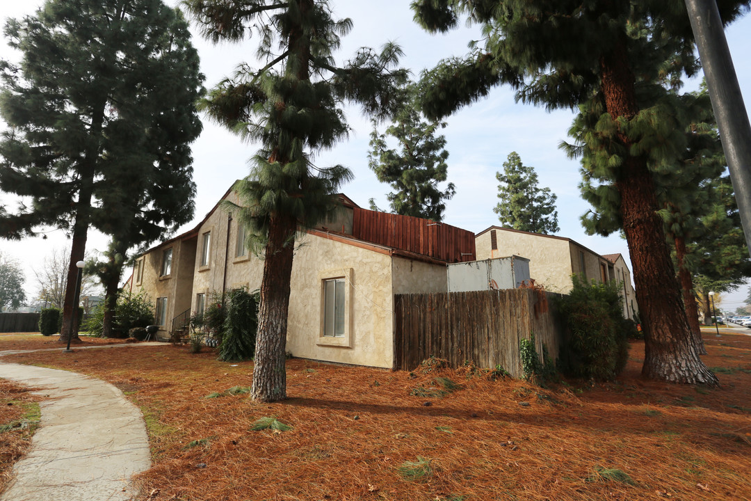 Shafter Village in Shafter, CA - Building Photo