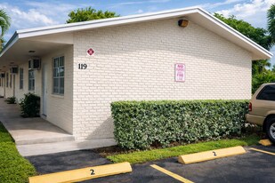 $995 Deposit w/ approved credit on this Great Neighborhood and Location - WASHER and DRYER IN UNIT! in Pompano Beach, FL - Building Photo