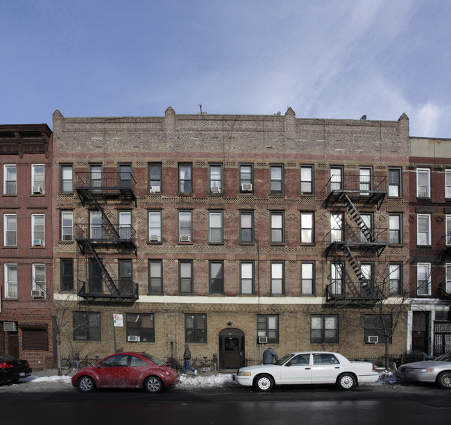 125 Greenpoint Ave in Brooklyn, NY - Foto de edificio - Building Photo