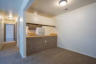 Leonard East Apartments in Grand Rapids, MI - Building Photo - Interior Photo