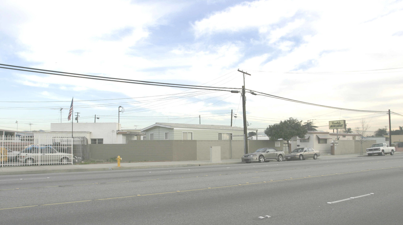 Sky Lark in Bellflower, CA - Foto de edificio