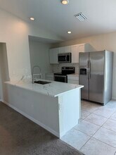 2120 NW 18th Ave in Cape Coral, FL - Foto de edificio - Building Photo