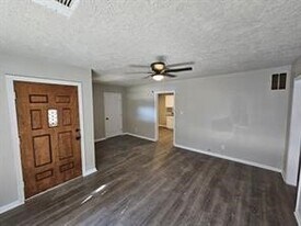 5831 Belneath St in Houston, TX - Building Photo