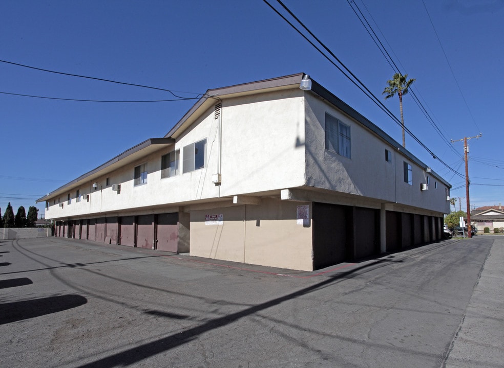 Ravenwood arms in Garden Grove, CA - Building Photo