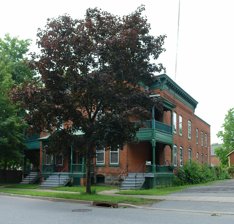 98-104 Cummings St in Saratoga Springs, NY - Building Photo