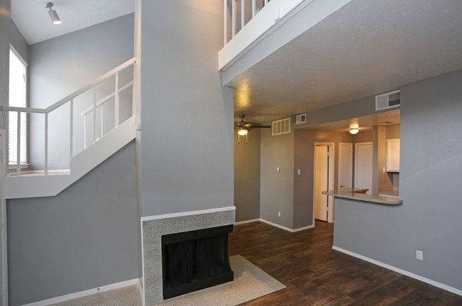 Woodbridge Townhomes in Arlington, TX - Building Photo - Interior Photo