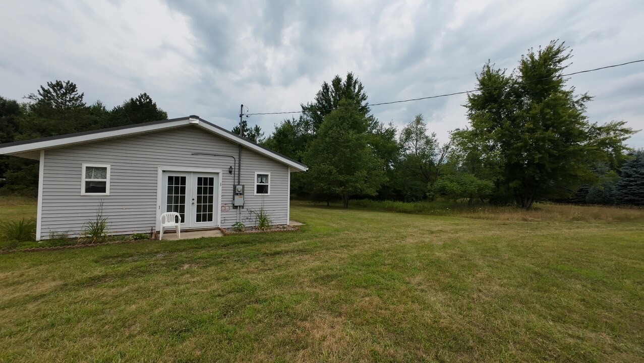 4540 Lake Pleasant Rd S in Osseo, MI - Building Photo