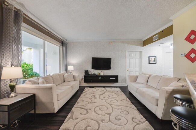 3245 NE 184th St in North Miami Beach, FL - Foto de edificio - Building Photo