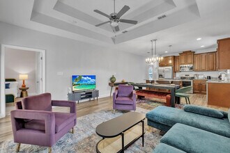 1211 Paul Russell Rd in Tallahassee, FL - Foto de edificio - Building Photo