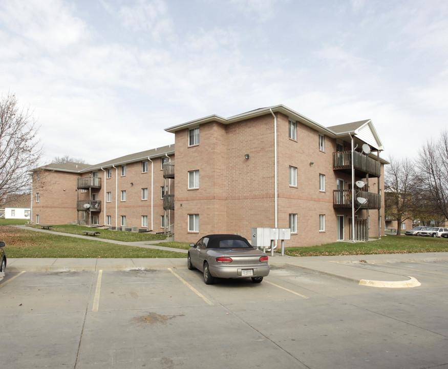 Pine Tree Apartments in Lincoln, NE - Building Photo