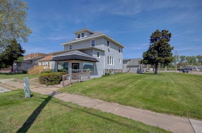109 2nd Ave W