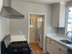 459 44th St, Unit D in Oakland, CA - Building Photo - Building Photo