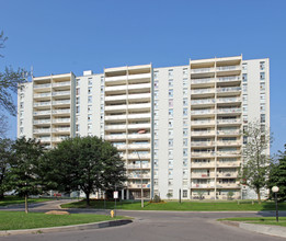 110 Inverlochy Blvd in Markham, ON - Building Photo - Building Photo