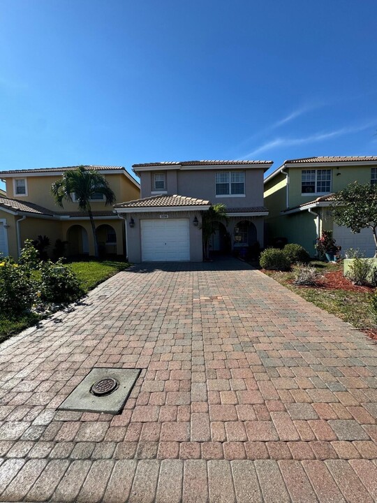 3256 Commodore Ct in West Palm Beach, FL - Building Photo