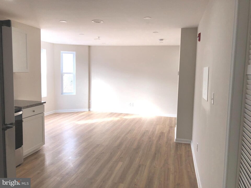 2349 W Thompson St-Unit -2 in Philadelphia, PA - Building Photo
