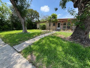 318 Sprucewood Ln in San Antonio, TX - Building Photo - Building Photo