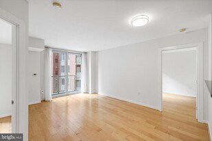 1000 New Jersey Ave SE in Washington, DC - Building Photo