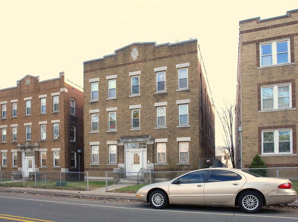 1660 Broad St in Hartford, CT - Foto de edificio