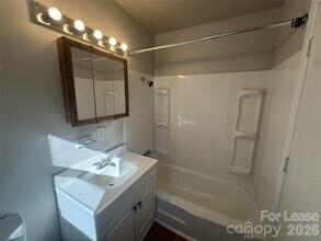 341 Laurel St in Hudson, NC - Foto de edificio - Building Photo