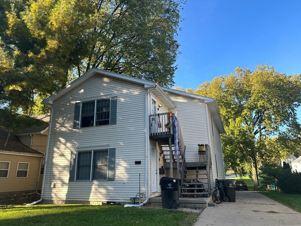 1303 W Taylor St in Bloomington, IL - Building Photo