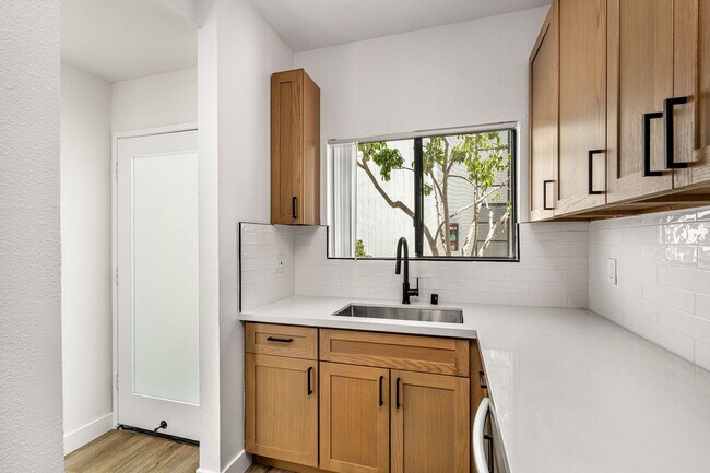 2500 Abbot Kinney Blvd in Los Angeles, CA - Building Photo - Building Photo