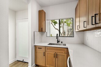 2500 Abbot Kinney Blvd in Los Angeles, CA - Building Photo - Building Photo