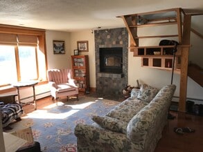 215 Amherst St in Granby, MA - Foto de edificio - Building Photo