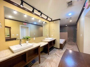 1404 Windsor St in Huntsville, TX - Building Photo - Building Photo